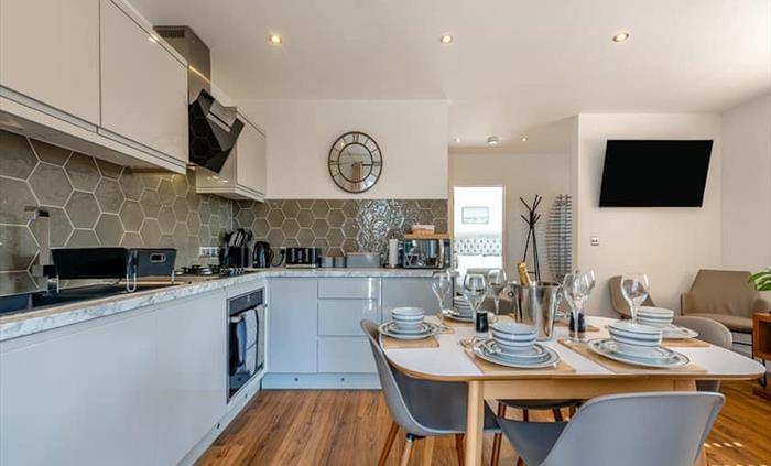 Kitchen & dining area